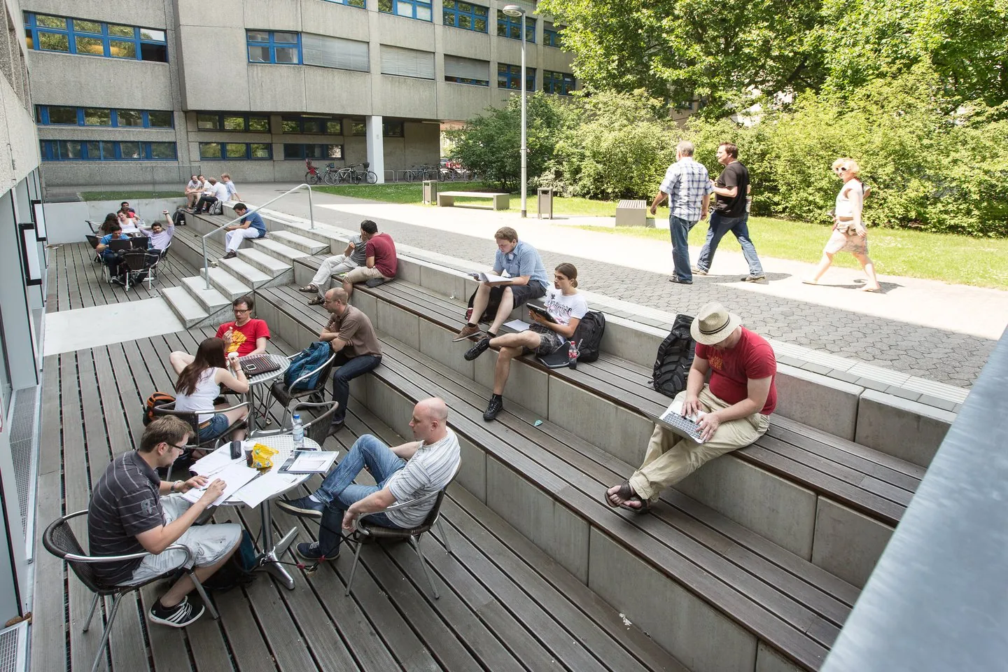 Sitzen im Grünen an der Berliner Hochschule für Technik