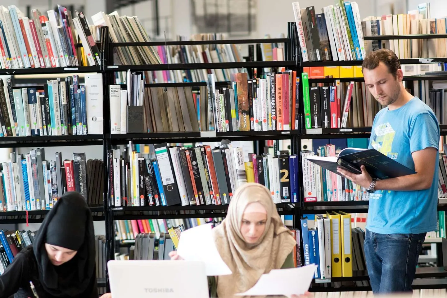Studierende in der Bibliothek der Hochschule Bremen