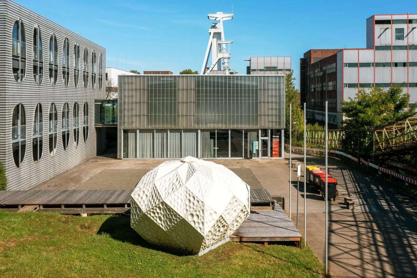 Innenhof auf dem Campus der HTW Saar